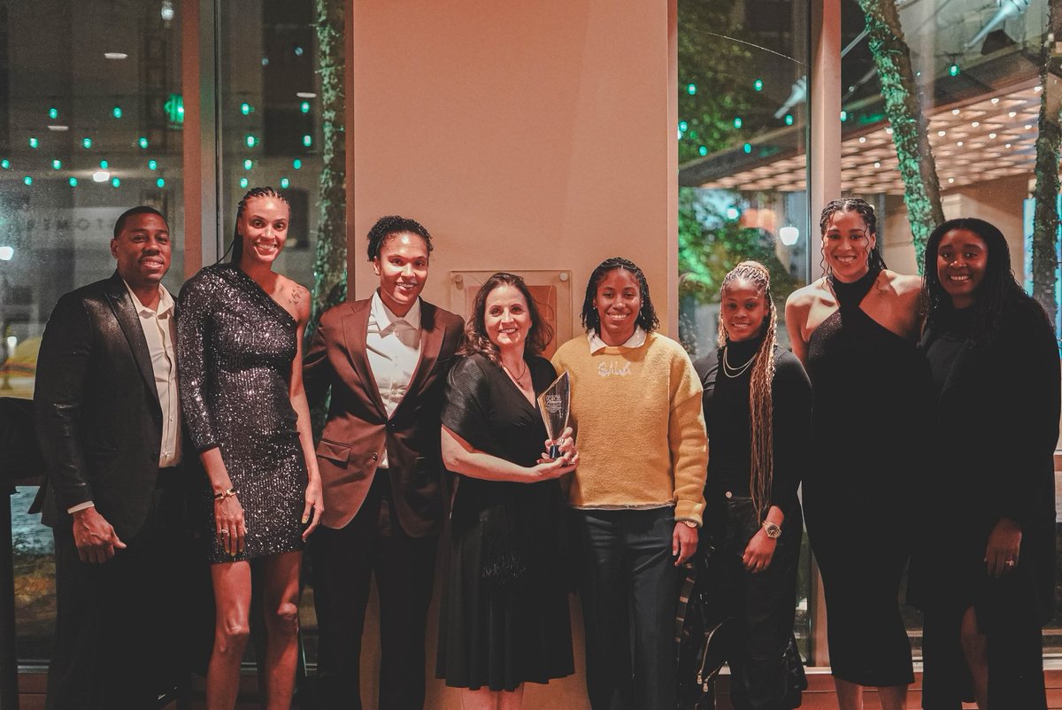 Honored to have received the Team Leadership award at the CT Voice Gala last night. We are proud to lead the way in DEI initiatives and we will continue to work to support, celebrate and create an inclusive space for the entire LGBTQ+ community @ConnecticutSun