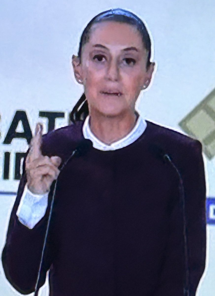 odioelkks's tweet photo. Quien es la mas pendeja, mentirosa, corrupta, ratera y narca? https://t.co/Vh2XF7pW7g