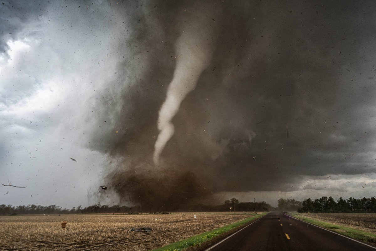 After watching the Lincoln, NE violent tornado this second tornado crashed to earth while it roped out and intercepted at close range North of Waverly, Nebraska taken at 14mm with my @Sony A7R V #NEwx