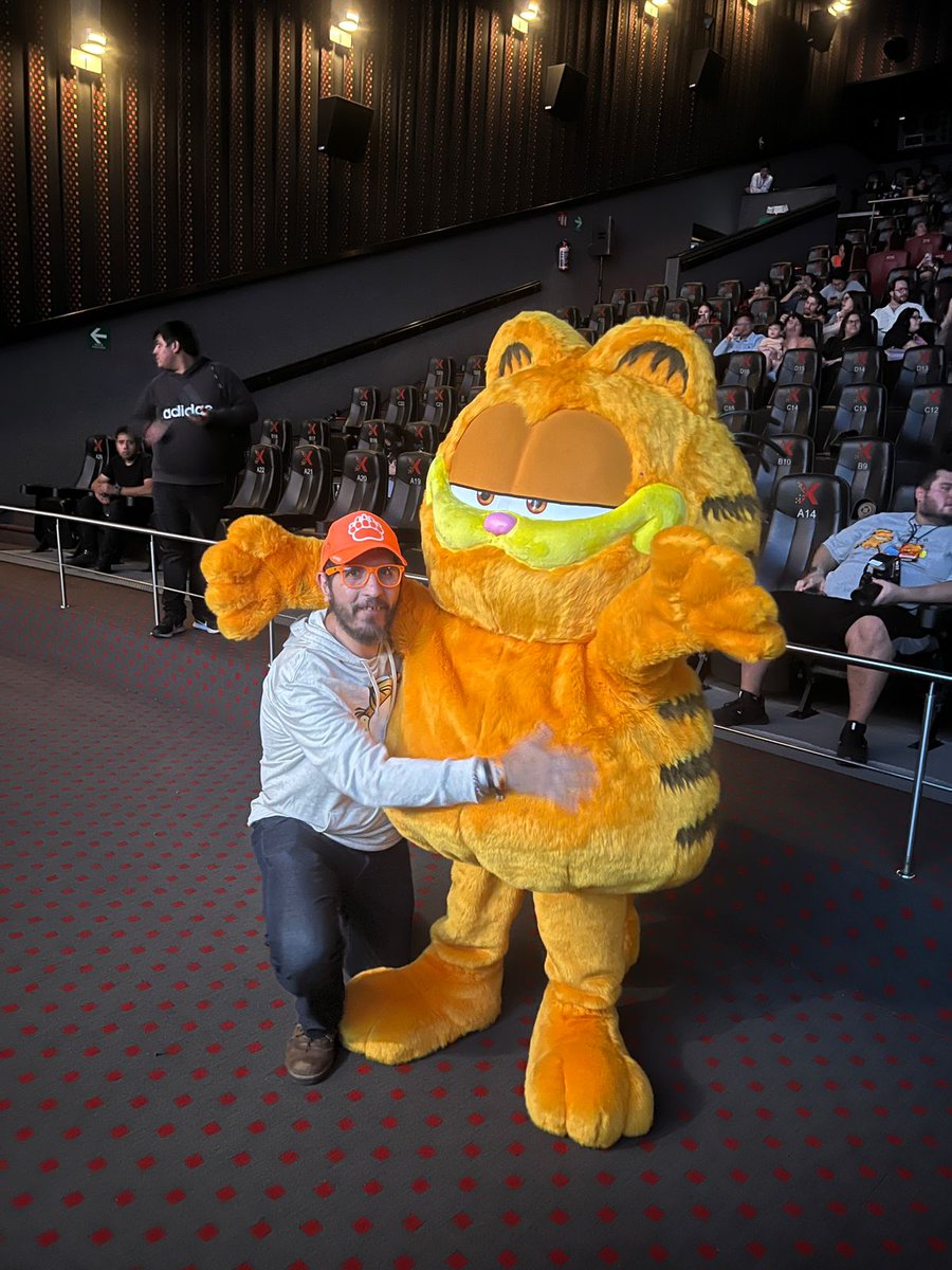 Amo a Garfield así mucho. Y me abrazo 😍😍😍😍
Abril 30, Solo en cines
#GarfieldFueraDeCasa
