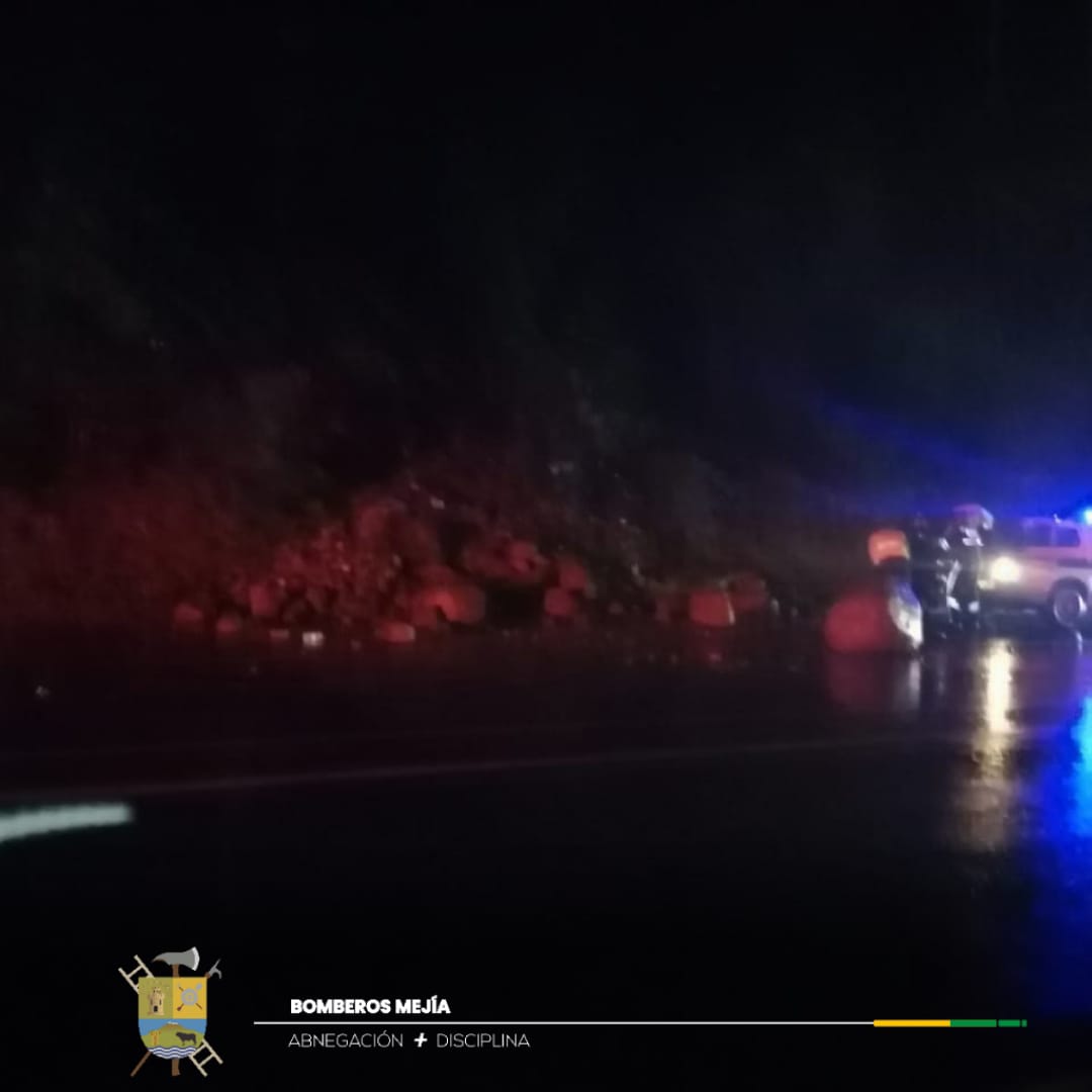 BomberosMejia1's tweet image. En el km 52 de la vía Aloág Santo - Domingo 🛣️, se registró un volcamiento de una motocicleta, producto del deslizamiento de piedras.
Nuestros efectivos 👩🚒🔰 realizaron la atención prehospitalaria a dos personas que resultaron heridas.