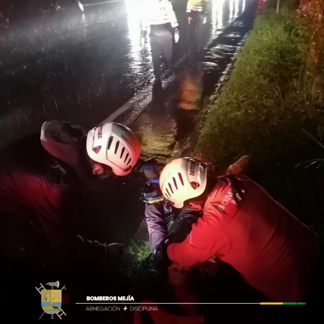 BomberosMejia1's tweet image. En el km 52 de la vía Aloág Santo - Domingo 🛣️, se registró un volcamiento de una motocicleta, producto del deslizamiento de piedras.
Nuestros efectivos 👩🚒🔰 realizaron la atención prehospitalaria a dos personas que resultaron heridas.