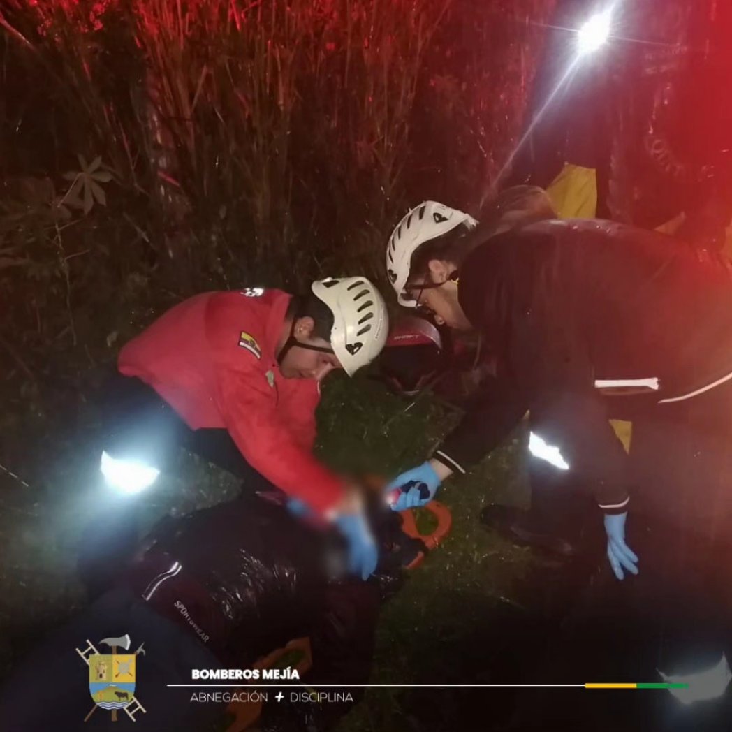 BomberosMejia1's tweet image. En el km 52 de la vía Aloág Santo - Domingo 🛣️, se registró un volcamiento de una motocicleta, producto del deslizamiento de piedras.
Nuestros efectivos 👩🚒🔰 realizaron la atención prehospitalaria a dos personas que resultaron heridas.