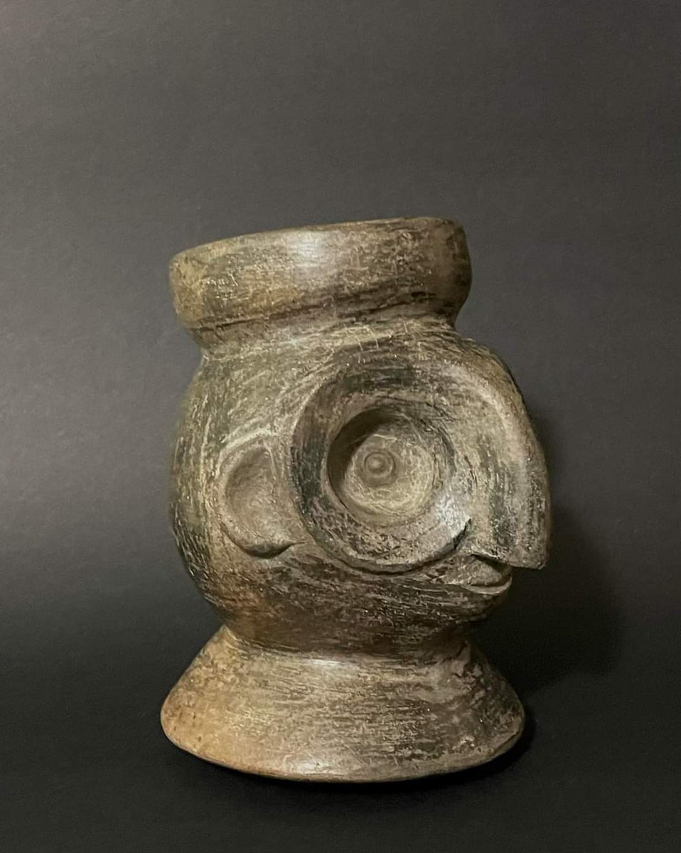 Botella cefalomorfa...

Cerámica modelada cocida en horno cerrado, se trata de la representación de una cabeza de búho humanizada. 

Filiación cultural: Moche - siglo II al VIII DC.
Dimensiones: 15.5 cm de altura, 13 cms de ancho y 14 cm de largo.

Colección Galimberti.