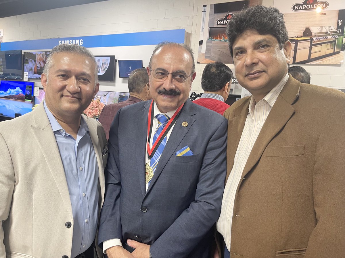amerrao's tweet photo. With friends at Dixie Electronics Mississauga 🇨🇦 #dixieelectronics #mississauga #supportlocalbusiness #realtorlife #sunday28th https://t.co/sdRSgdrUp1