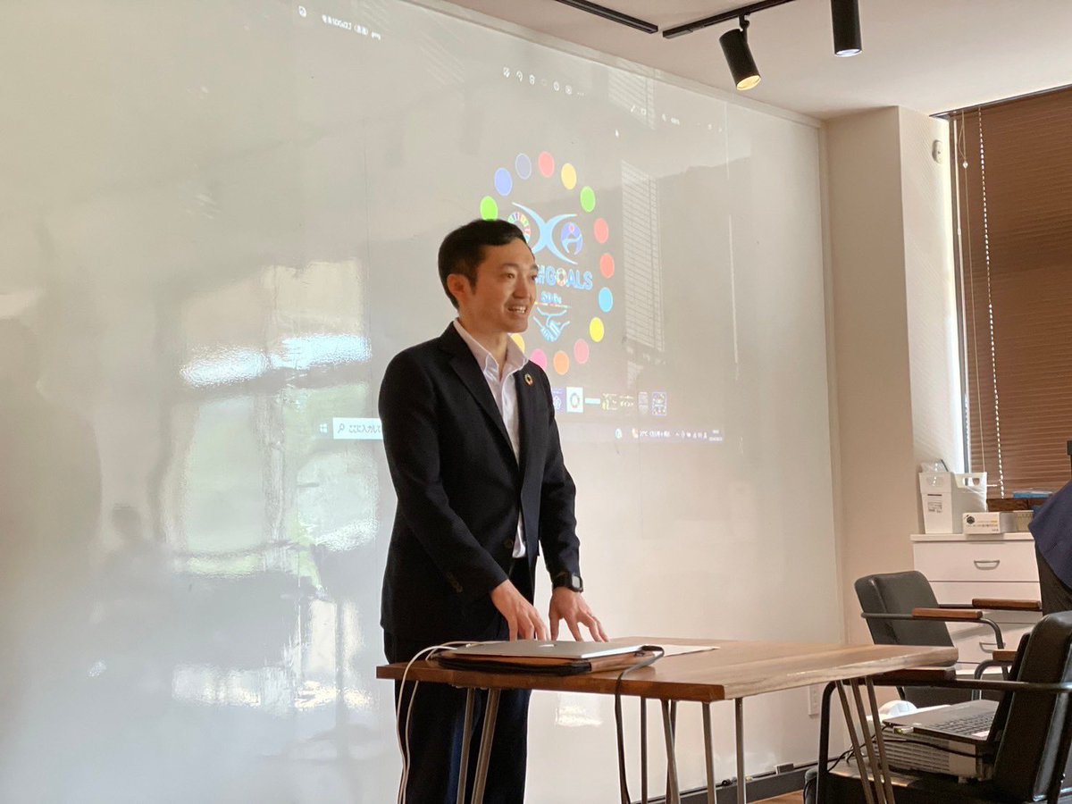 奄美市政策アドバイザーである谷中先生を招聘し、奄美市SDGsプラットフォーム総会&ワークショップが奄美市workstyle Labで開催されました。
参加者は24名でした！