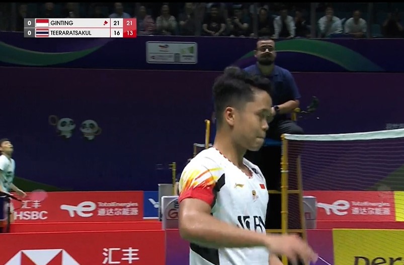 Ginting membuka keunggulan Indonesia atas Thailand lewat permainan yang sangat dominan melawan pemain muda 19 tahun, Panitchaphon Teeraratsakul. Grup C #ThomasCup2024, Indonesia vs Thailand 1-0.