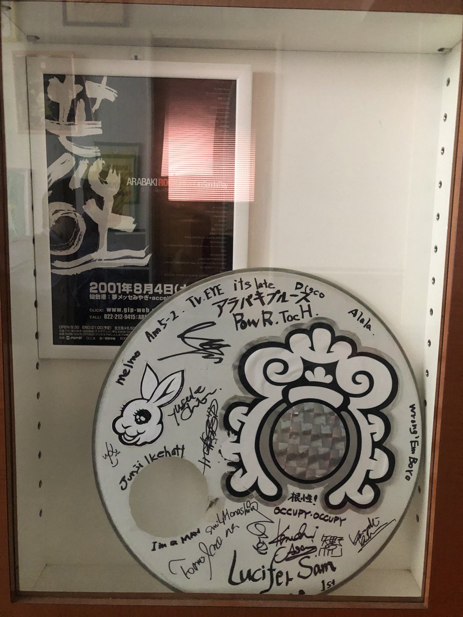 ARABAKIROCKFEST's tweet photo. 【BIG BEAT CARNIVAL〜ロックンロールの夢〜】
ご観覧いただき、余韻を噛み締めたい人へ
ご都合がつかずご来場が叶わなかった皆様へ
⚡️⚡️セットリスト＆演奏メンバー公開⚡️⚡️

写真は2011年の荒吐にチバさんが出演した、池畑さんのプログラム出演者のサインが書いてある池畑さんのドラムのヘッド。アラバキにとって特別な思い出の品です。