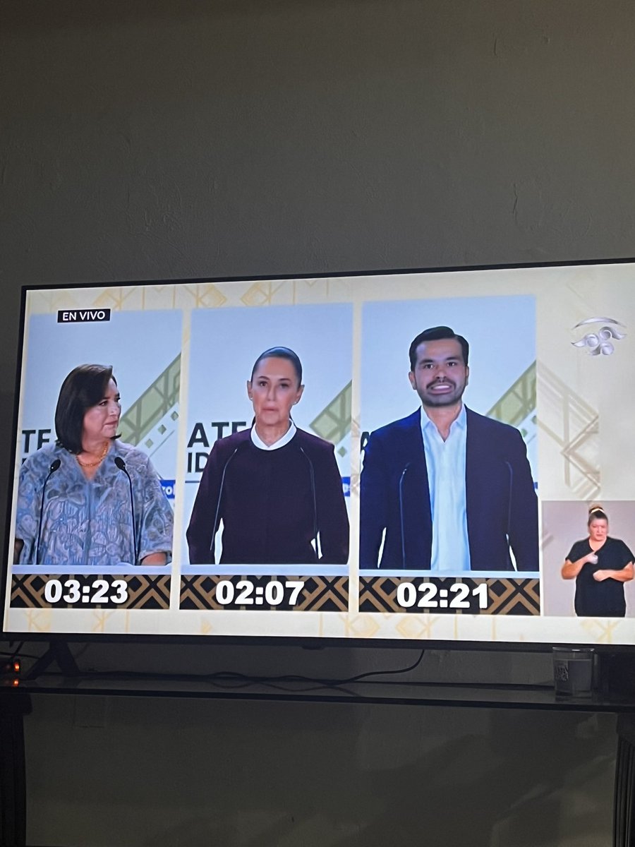 PamFV22's tweet photo. Esto no es un talk show, hay que comportarse a la altura de lo que representa ser president@ de #México 
#DebateINE https://t.co/oUASsXMYSl