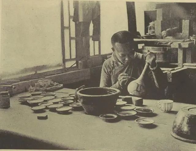1) Sidney D. Gamble (1890-1968), an avid amateur photographer, visited China four times, capturing extensive photographs of the daily life of ordinary Chinese people. This image features a craftsman coloring Cloisonné in Beijing during 1918-1919. #OldPhotos