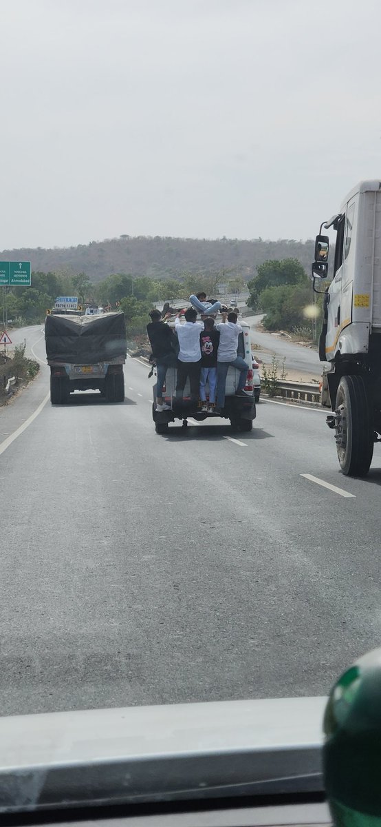 #trafficrules #traffic #roadsafety #trafficpolice #safedriving #safetyfirst #drivesafe #police #accident #driving #safety #road #india  #roadsafetyzeroaccident #car #roadsafetyweek #drive #uncampaign #driveresponsibly #safetyweekcampaign @nitin_gadkari @Indianroaddevil