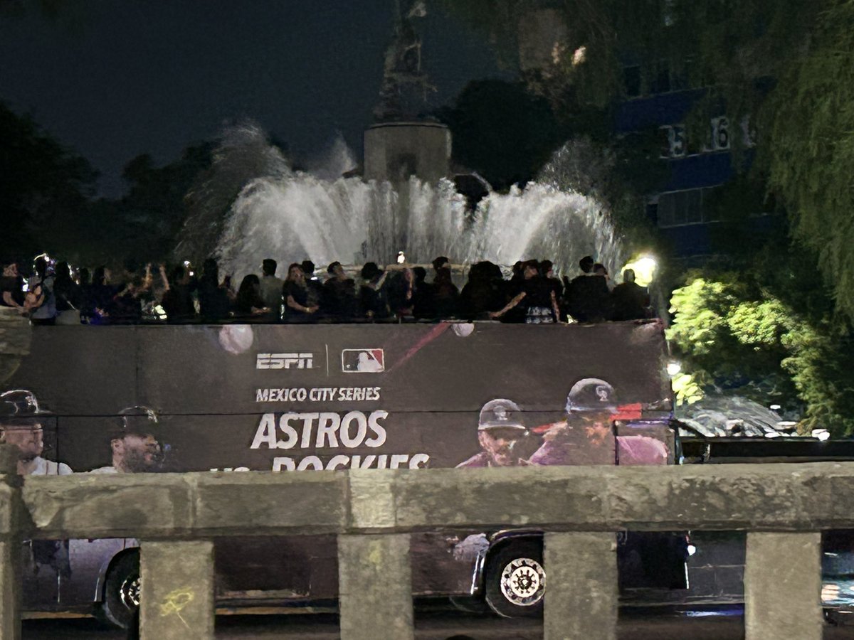 El turibus de MLB y ESPN #MexicoCitySeries por el centro de Ciudad México. 🇲🇽