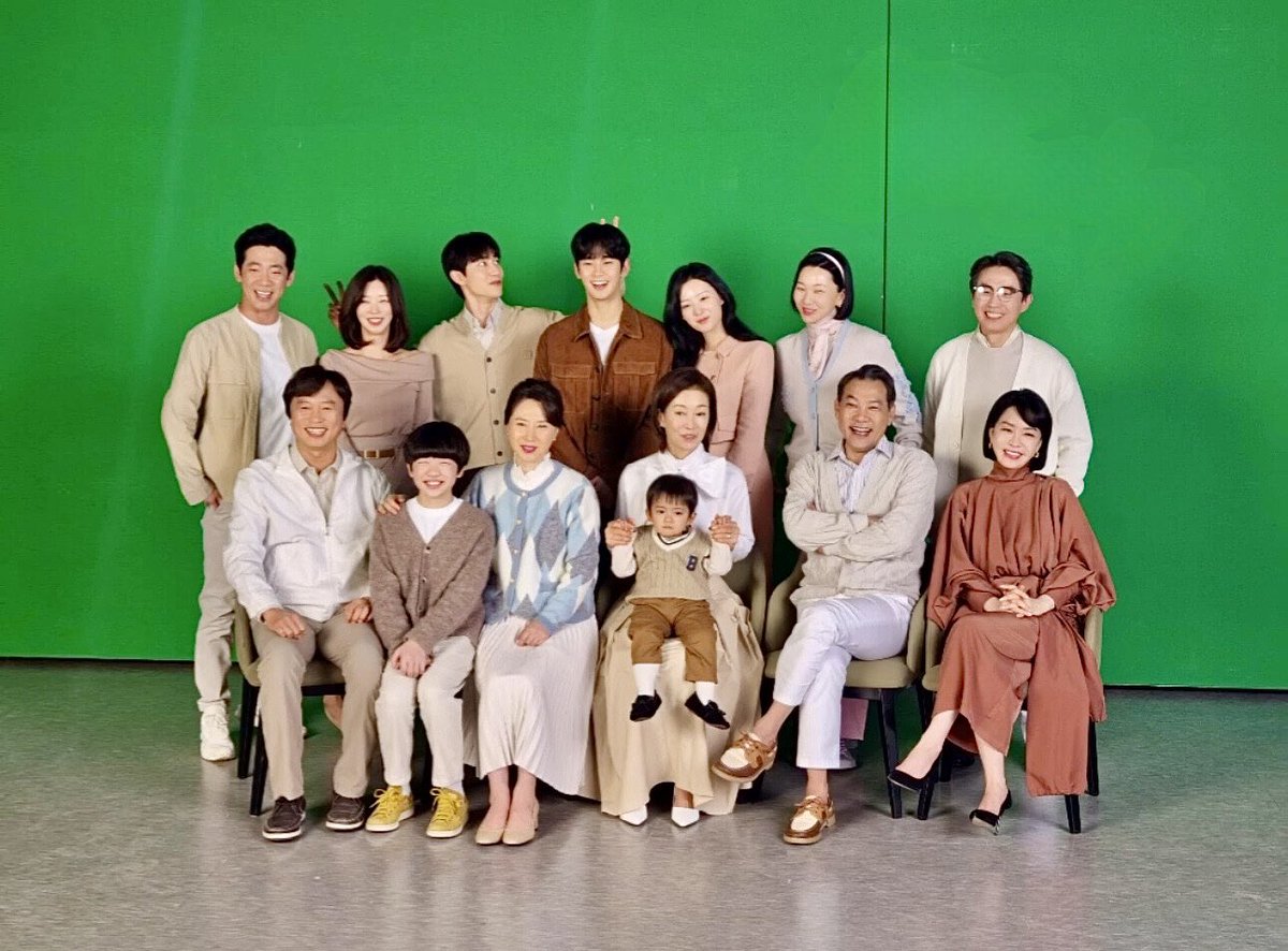 soohyunupdates's tweet photo. The Baek and Hong family of #QueenOfTears. https://t.co/ZVXdSpQvpp