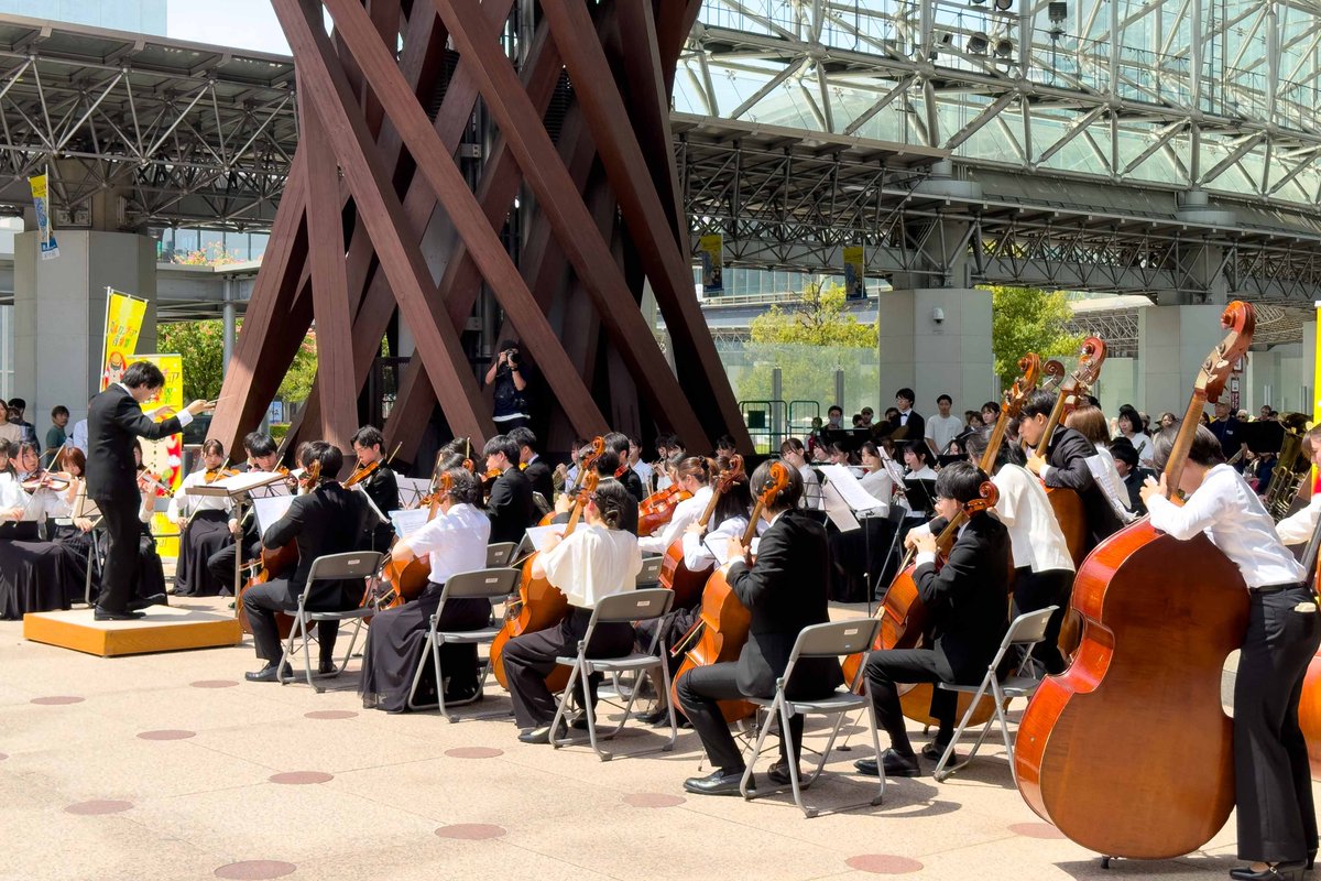 金沢駅前でガルガンチュア音楽祭2024の開催式。黒澤明監督の影武者など映画音楽の作曲家としても知られる池辺晋一朗氏と前田家18代当主前田利祐氏が出席。演奏は金大フィル