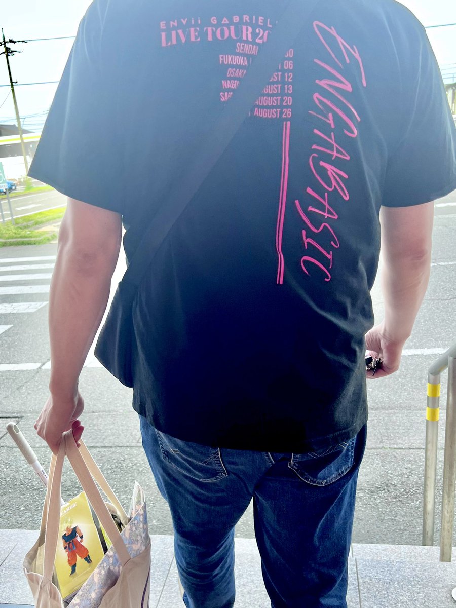 yule_maya's tweet photo. 一昨日買い出し時の鬱さん。
一度エンガブのLIVE観たいということで一緒に行ってくれたENGABASICのライブTを普段着で来てくれてるの神✨
#エンガブ #ENViiGABRIELLA #ENGABASIC #ライブTシャツ https://t.co/UIQMW5SaOD