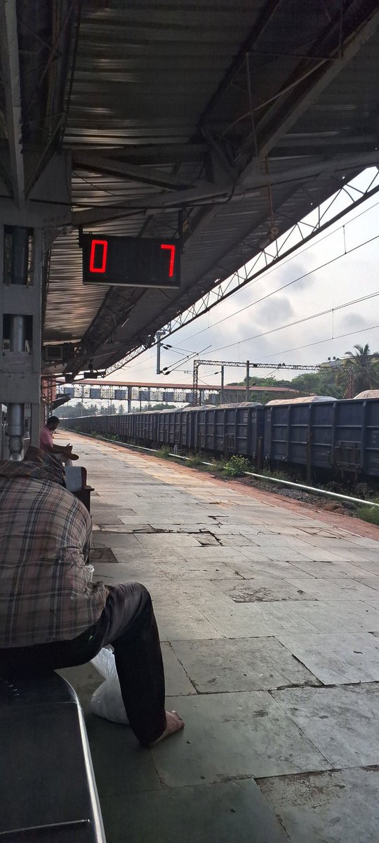 dryogeshpnerkar's tweet photo. @RailwaySeva @SCRailwayIndia 
VSG
Isn't last station supposed to display bogie position for convenience of receivers of senior citizen
12780 Goa Express.
Platform 3 https://t.co/ucdLKduhAQ