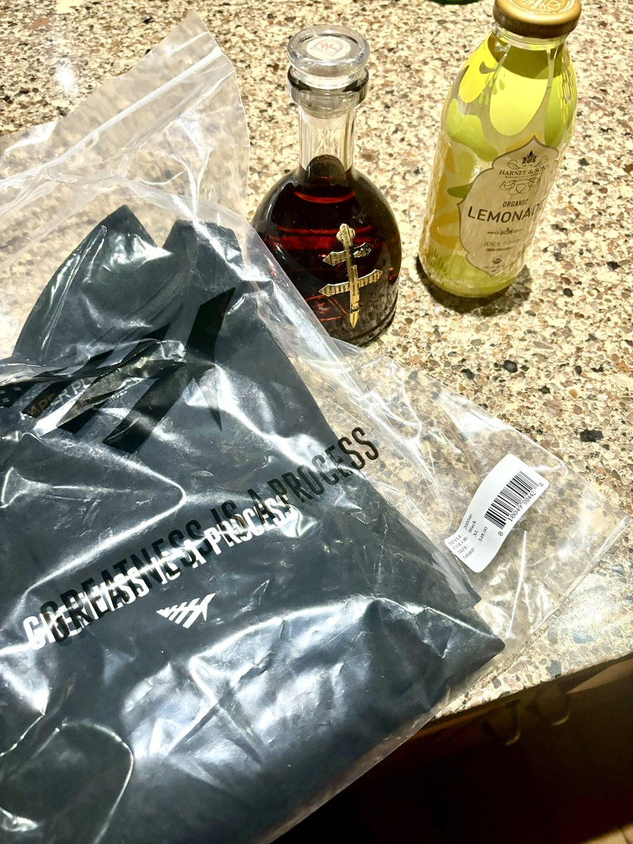 Shout out to @DusseCognac for sending me their lemonade cocktail and merch again to celebrate the upcoming @lvrsnfrndsfest in Vegas, next weekend! I’m ready to be there to cover it for Hip-HopVibe.com! Flying into Vegas on Wednesday.🙏✈️