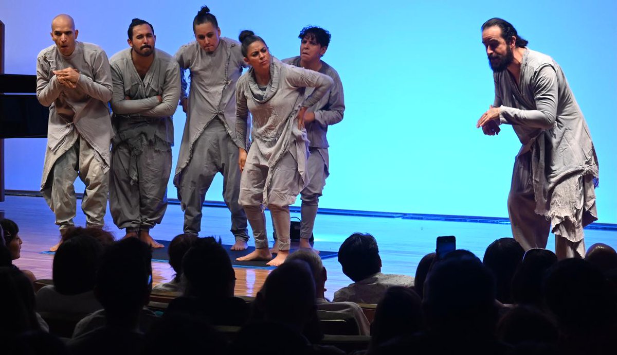 bellasartesinba's tweet photo. Chicos y grandes se dieron cita para apreciar esta pieza operística, la cual utiliza la técnica teatral denominada “espacio mínimo”, misma que da prioridad a la gestualidad corporal sobre la expresión verbal y cuyo estilo busca lograr una mayor interacción con el público.⬇️🎵💃 https://t.co/DpWMbe27DZ