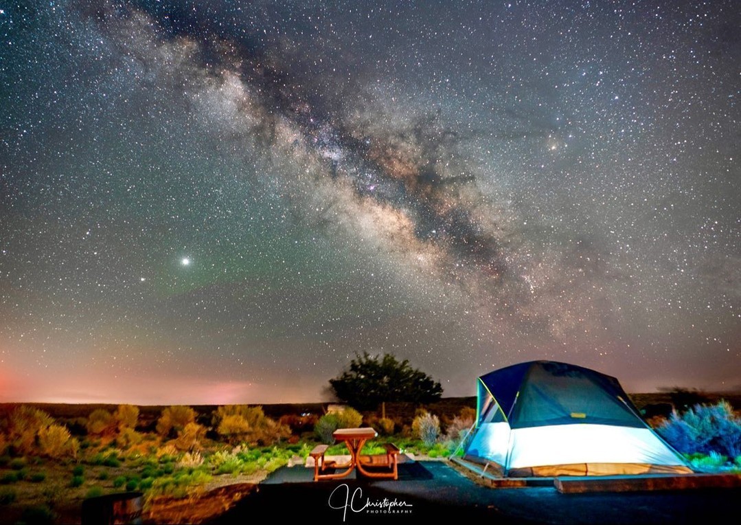 Sweet dreams of Milky Way views at Homolovi State Park. The park hosted its first Star Party of 2024 last night—don't miss the next one on May 25! See the stars at the Winslow Homolovi Observatory and hear from a guest speaker. azstateparks.com/homolovi/event… 📸: IGer @jcthephotographist