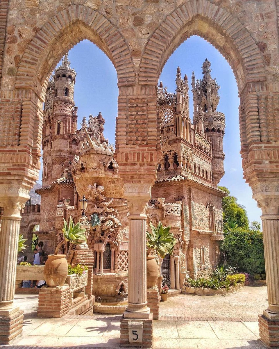 Benalmádena, Spain 🇪🇸 Castillo de Colomares was built in the 20th century as a homage to Christopher Columbus and the exploration of the New World. It's a unique fusion of architectural styles, blending Gothic, Byzantine, Romanesque, and Moorish design. 📸pdamian_gomez