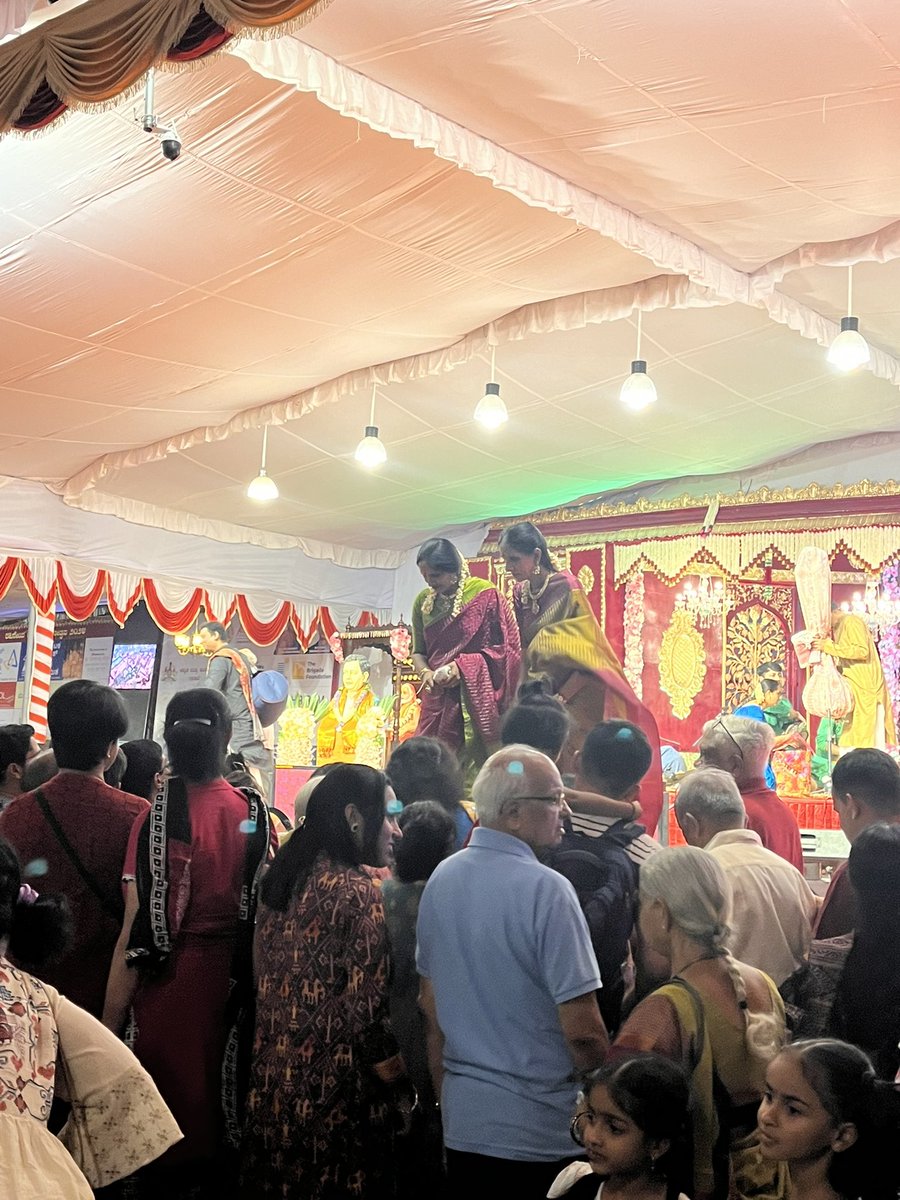 The seats got filled up an hour before the concert, also good to see lot of youngsters in the crowd Three cheers to the accompanying artists Vittal Rangan, Delhi Sairam and Omkar for their excellent support. It was blissful and electrifying at the same time.