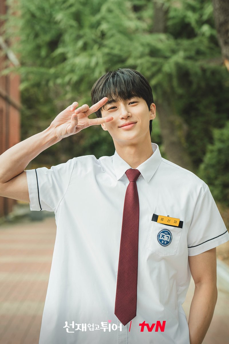 CJnDrama's tweet photo. 류선재 졸업사진 구하러 자감남고 잠입해서
교무실, 행정실, 학교 서버까지 탈탈 털다가

학주 쌤한테 "이리 컴!!" 당할 뻔했던 티벤,
포기하지 않는 투지와 집념으로 결국 손에 얻다✌
(동복 사진도 보고싶을까봐...💘)

[월화] 저녁 8:50 | tvN
#선재업고튀어 #LovelyRunner https://t.co/iZtJTFAeZ6
