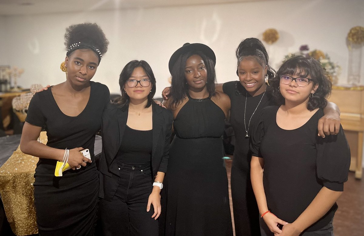 SheaVinson2's tweet photo. So thankful for these talented young ladies. They have been rocking with me since day one.🙌🏾 #orchestrakids #desoto #artofstrings #southdallas #africanamericanmuseum #growingorchestra https://t.co/sNJD8Jw2Pd