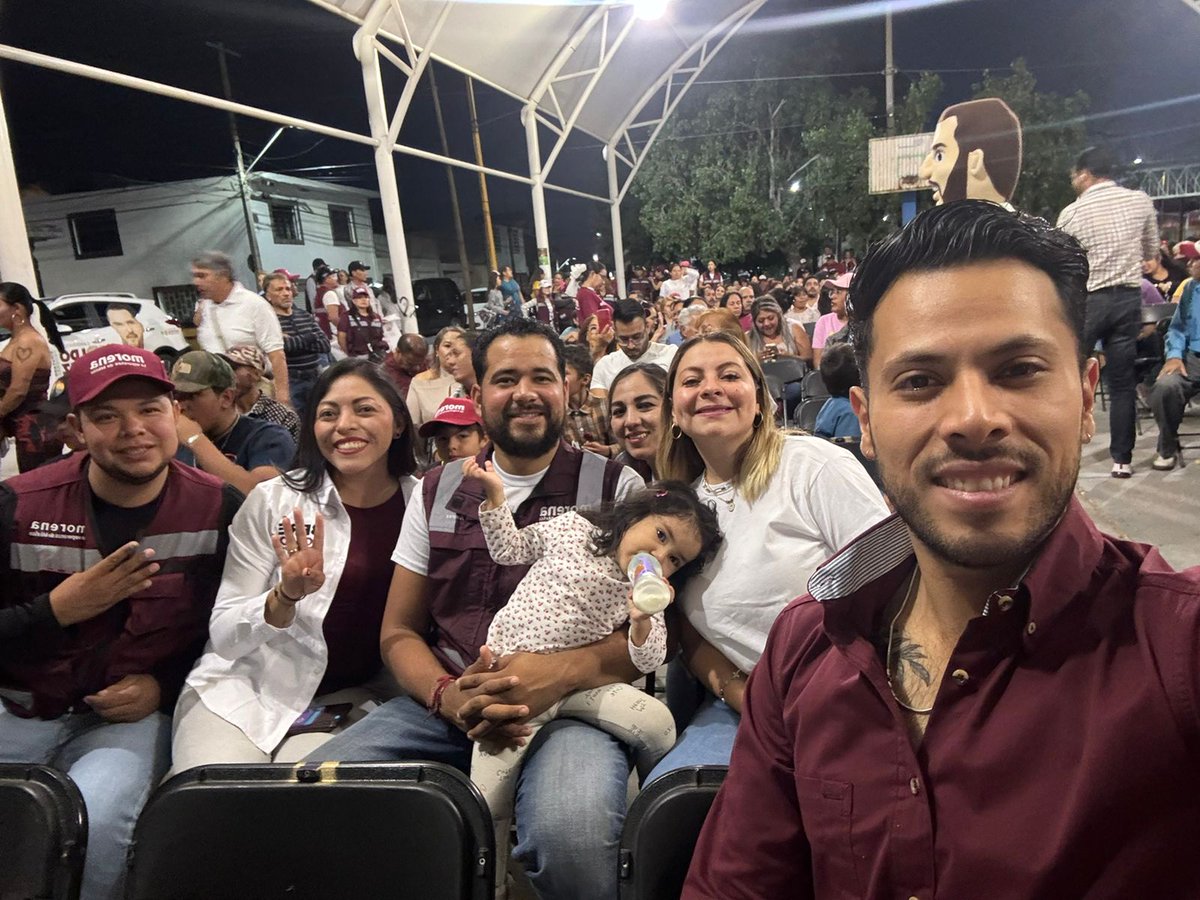 bereromot's tweet photo. Con mis compañeros y compañeras de #Morena para ver el #DebatePresidencial. @Claudiashein en Aguascalientes tiene a su equipo de trabajo que trabaja cada día incansablemente
Este debate lo ganamos una vez más.
#ClaudiaPresidenta
#MorenaAguascalientes https://t.co/NzkylWd6B5