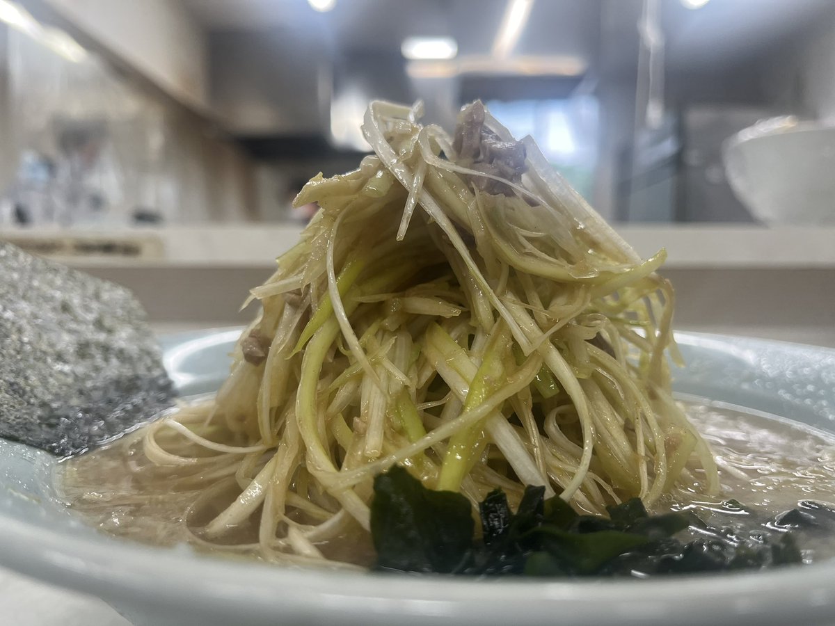 toshifat's tweet photo. 幸せ❤️
やっぱり #ラーメンショップ の
#ネギラーメン‼️いなべ北勢店🍜
いつも注文するネギチャ丼の
ご飯が少ないなぁ〜って思っていたんで
大盛ご飯を頼んでトリプルネギ増しのネギをご飯に移植して満足🤣
ここら辺のラーメンショップの中では
津島に次いで美味いの😋
今日も昼飯で1,500円😅 https://t.co/aEVtfweTjU