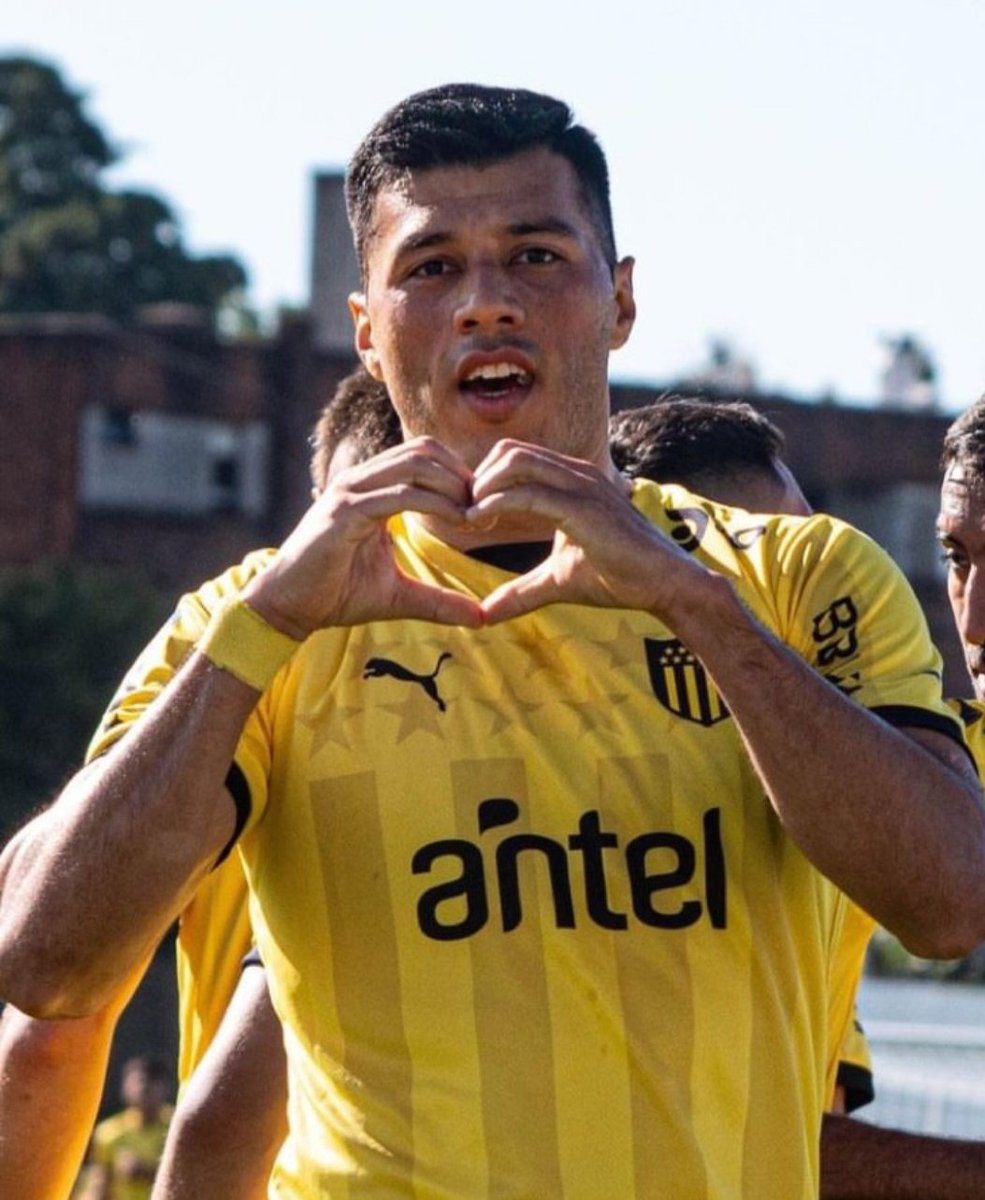 Lunes // Pero juega Peñarol y estrenamos camiseta nueva.