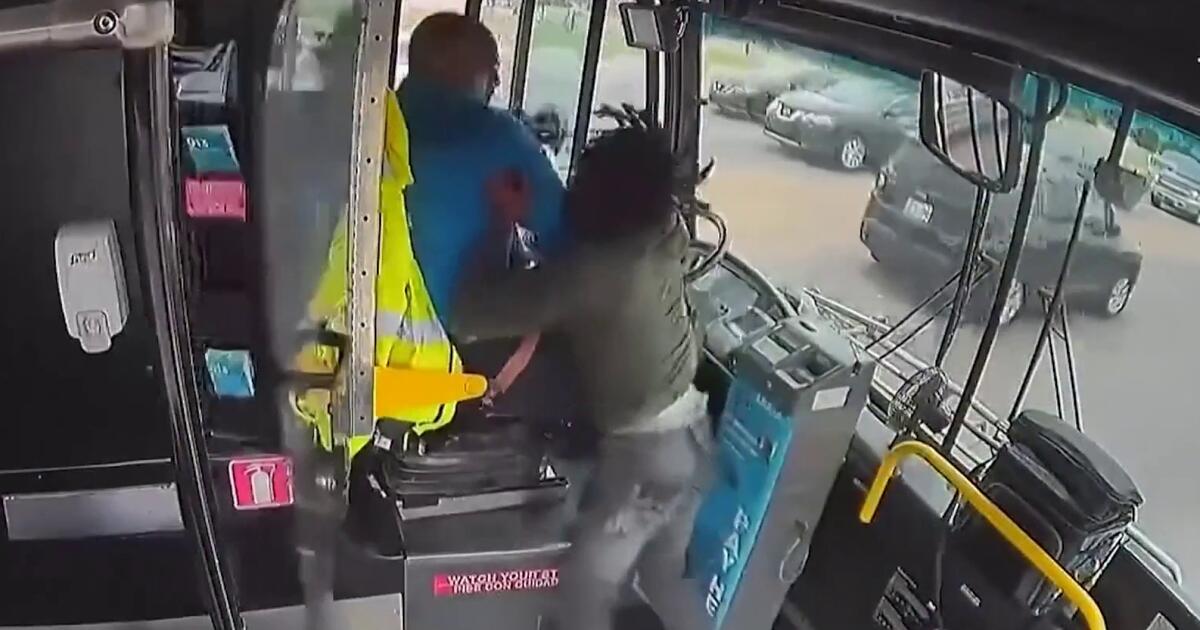 Pasajero fuera de control ataca al conductor de un autobús y causa una desgracia. trib.al/7D36Ayx