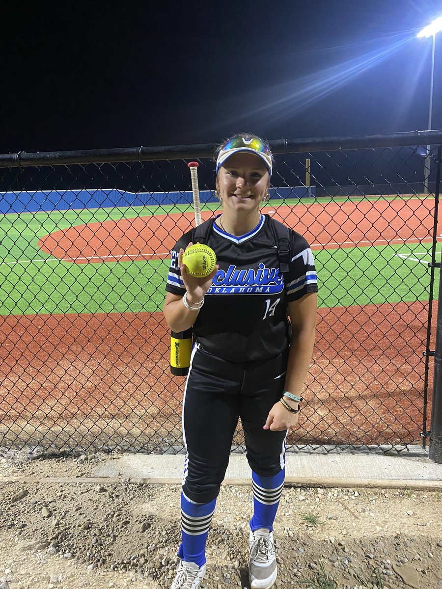 OKExclusive18u's tweet photo. S/O #14 Embrie Smith with the bomb Friday night
💪🏼💣 #bombsquad https://t.co/G0RATljRCS
