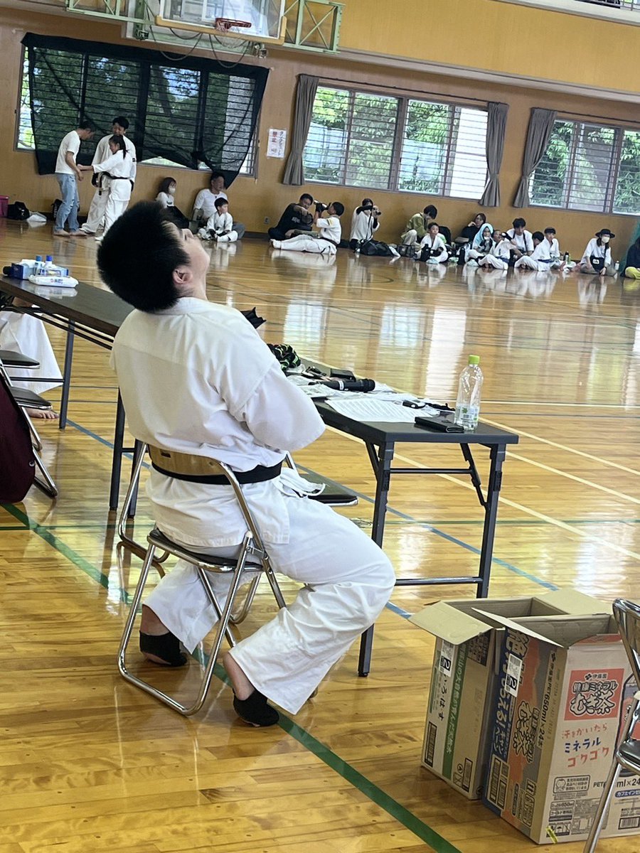 先生達の椅子で

合同稽古中に寝る弟子

これはアリですか？

ナシですか？