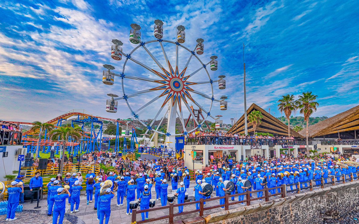 #SunsetPark ||  La Banda El Salvador deleitó este domingo  a centenares de turistas que visitaron el Sunset Park del puerto de La Libertad, donde  las familias disfrutaron de la ejecución musical de los jóvenes integrantes de esta agrupación.