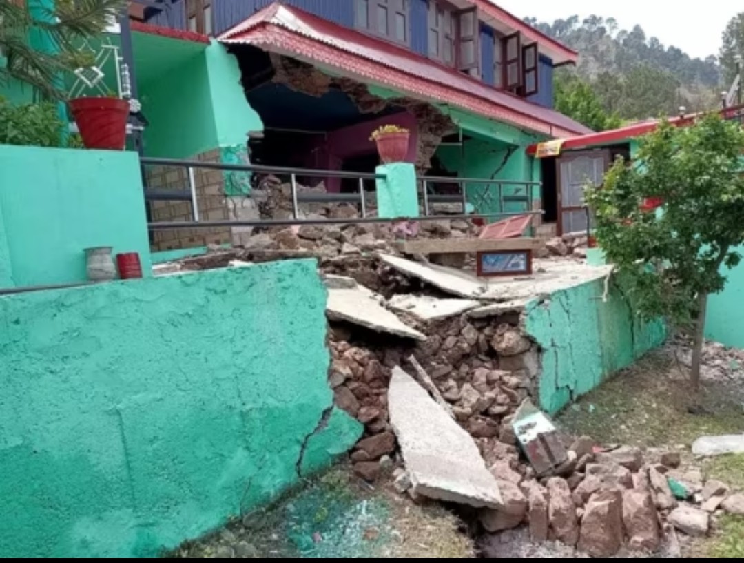 Pernote village in Ramban is facing the impact of land subsidence. While relief and rehabilitation efforts are underway at a war footing, it's crucial to ascertain the reasons for subsidence simultaneously. @dcramban @Divcomjammu @OfficeOfLGJandK