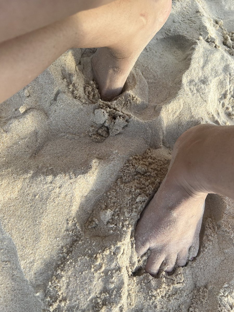jacintamilf's tweet photo. Beach time 🏖️ #beachfeet #milffeet #footlove #sexyfeet #sandyfeet https://t.co/TbN48eHsyh