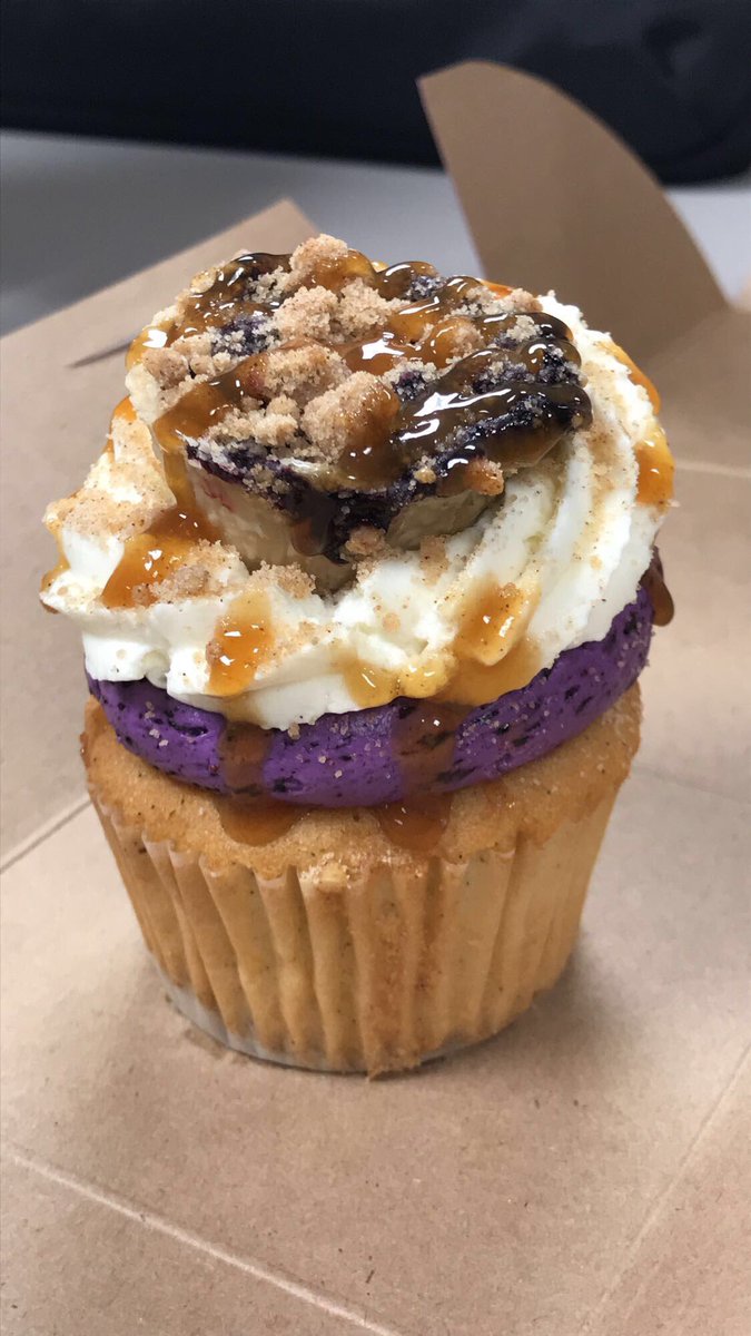 when your girl drops by with a Sweet Surprise 👀🫶🏽☺️

 🫐🥧🧁

#BlueberryPieDay #Delicious