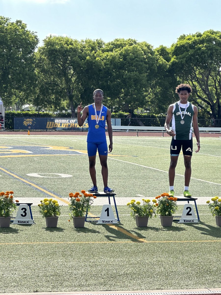 MakhiiFleming_'s tweet photo. Just a district day …. 55.0 400hs (not a pr) not a good video at all but 14.80 new pr, still working on my 110s 📸 season coming together after a slight injury https://t.co/Exsofl8tkf