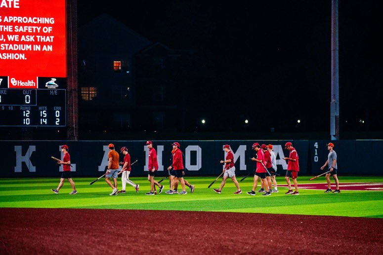 Beautiful moment of sportsmanship by the OU and Texas baseball managers, coming together for a round of fungo golf to wait out the lightning delay!