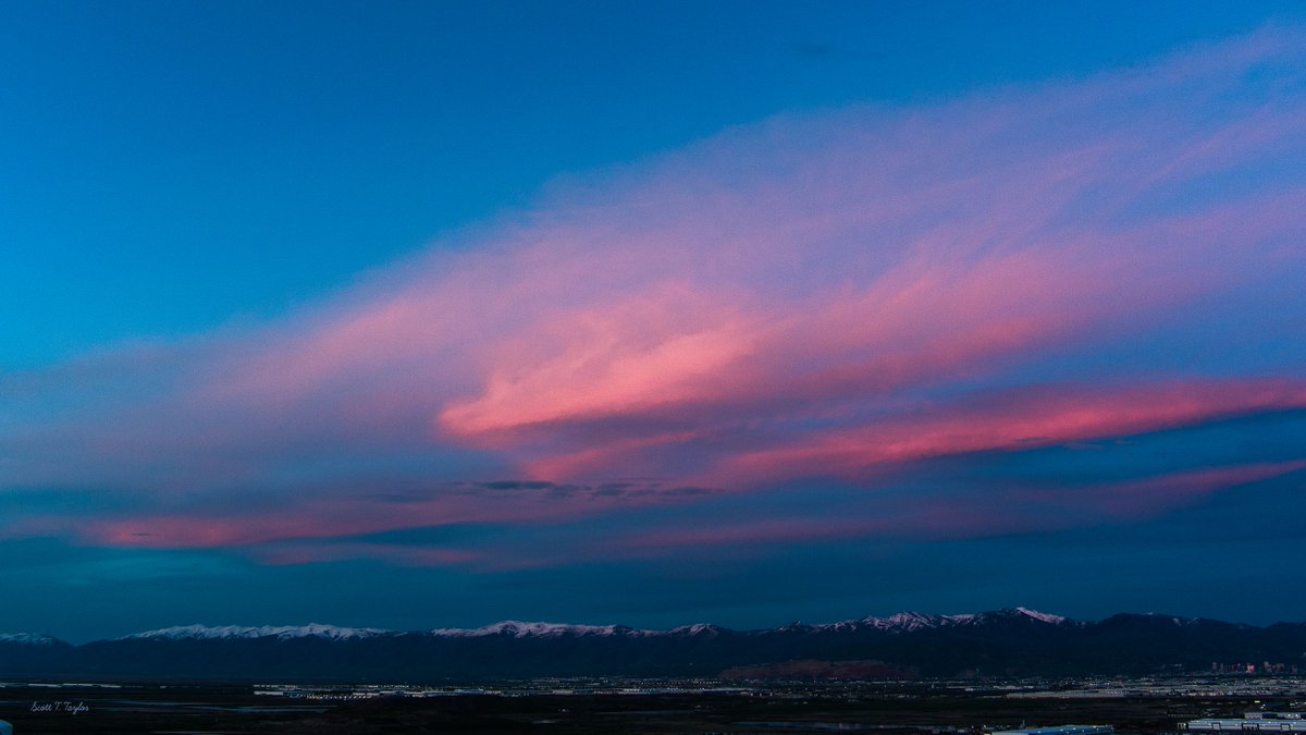 How did cotton candy get all the way up there? ☁💕

📍: Magna, Utah
📸: Scott Taylor, via kutv.com/chimein