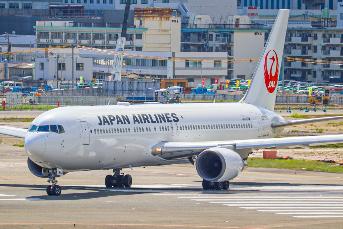 【どーでもいい飛行機とか鉄道の豆知識No.7】 日本で初めてB767が飛んだの1983年6月21日のANAの羽田発松山行きだったんだって！　 ちなみにJALは2年後の1985年11月1日にB767が羽田～福岡線に就航したんだって。 41年も日本の空を飛び続けてる何て、、、