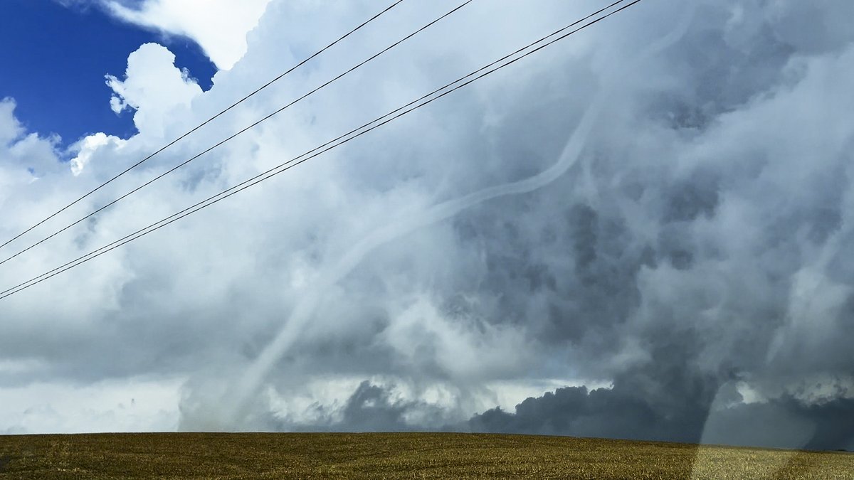 This rope tornado was one of the first tornadoes of the day to start the 4/26/2024 tornado outbreak. I caught this rope, North of, Ravenna Nebraska. The tornado occluded and reformed as a cone tornado and eventually into a wedge. @NWSHastings youtu.be/-_YsFK2Fi2I