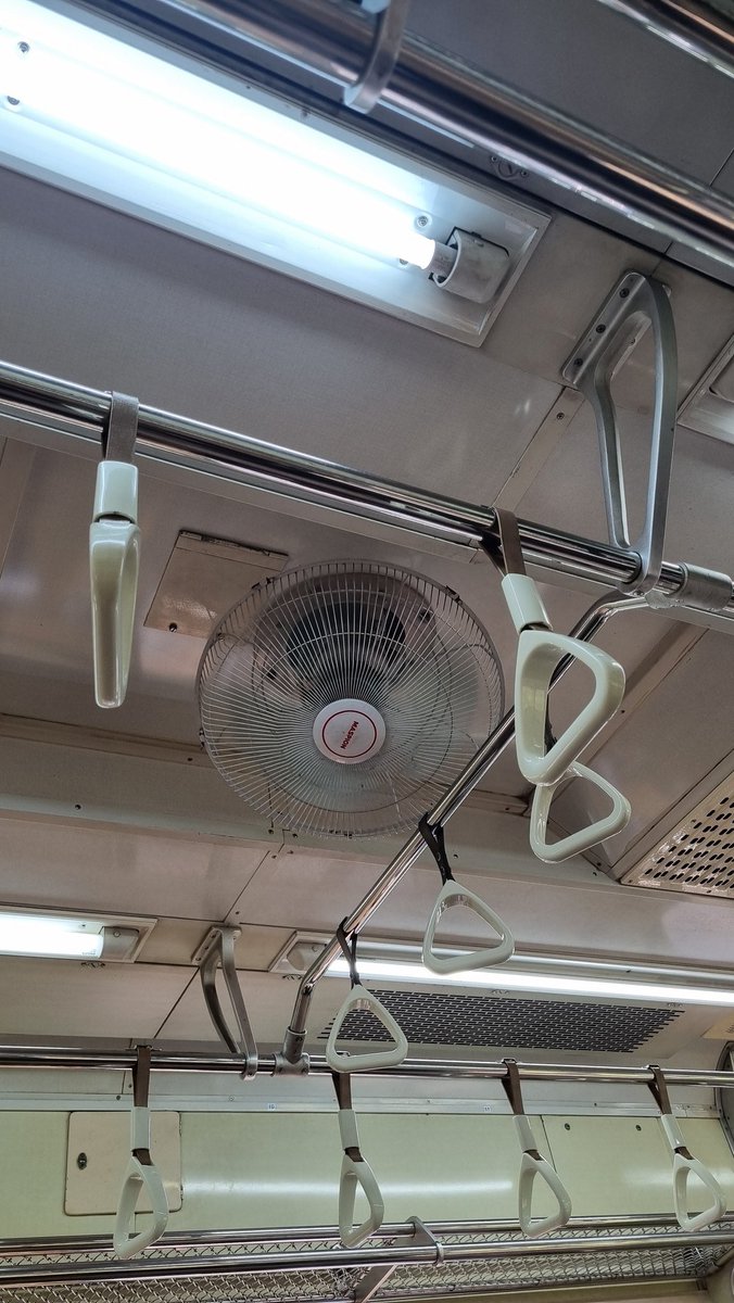 pratomoyudha's tweet photo. Om mimin @CommuterLine kereta yg ini panas bgt dah. Ini masih di kereta. Kayak ga ada ACnya. Cuma ditiupin kipas maspion, pengap betul. https://t.co/6zk6qRm4Q1
