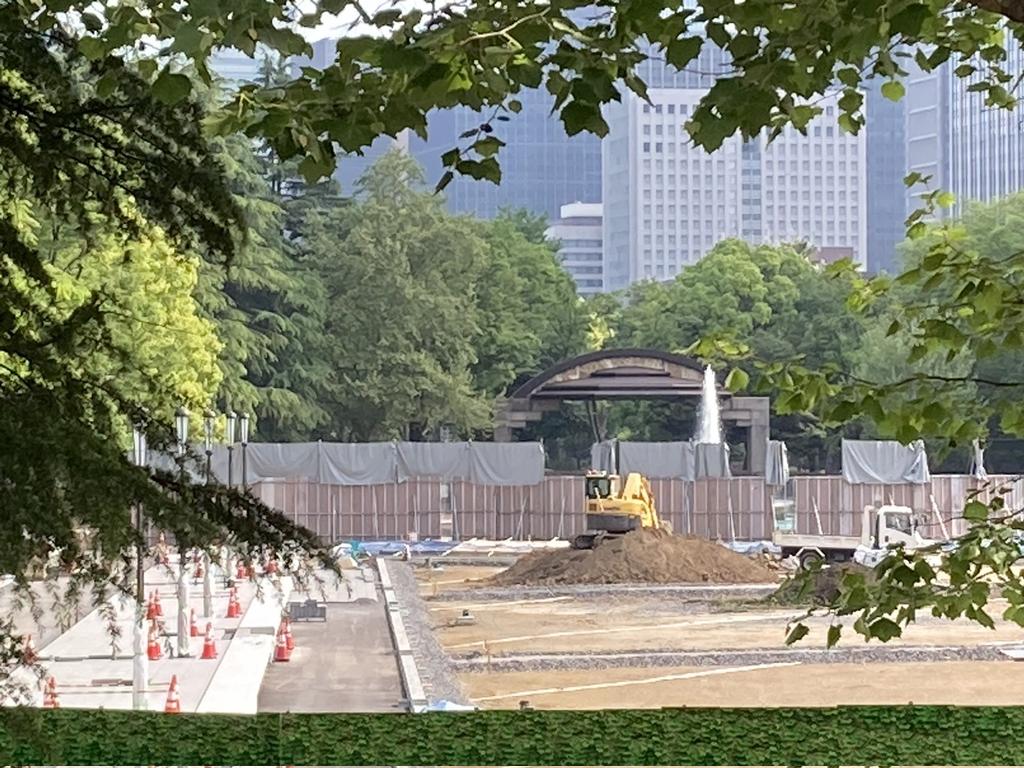 日比谷公園第二花壇が壊されたのは去年の9月 8月に「オープンハウス」で計画掲示し、すぐに壊し始めた 今、こんな風になっている 花壇は消滅した。。。 #日比谷公園を助けて #大噴水を壊さないで 署名🙏　change.org/HibiyaPark