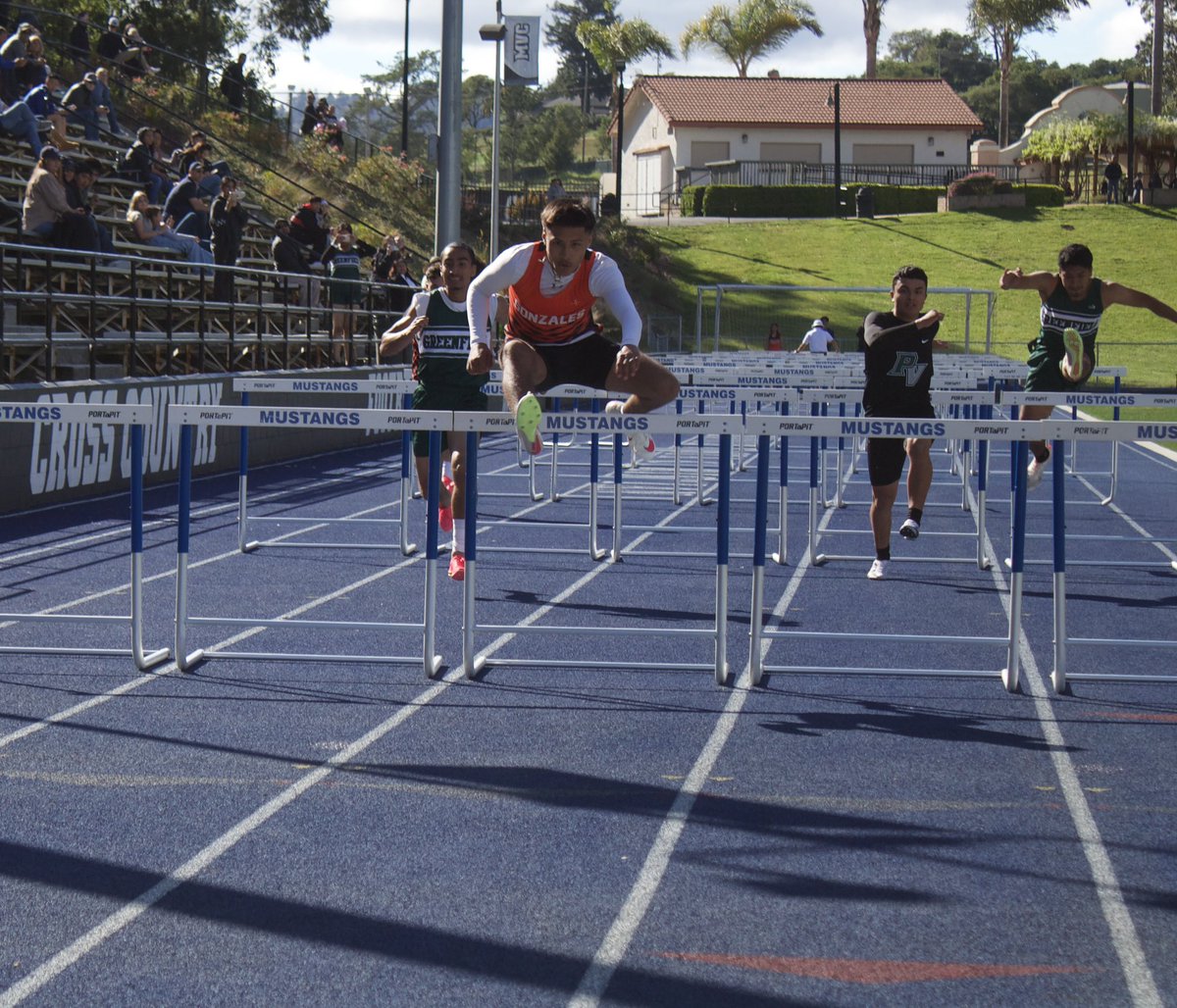 gonzales_track's tweet photo. Giovanni Ochoa is a double league champion in the 1600 & 3200 while teammates Alen Valdez claim the 110m High Hurdles & Gabriel Barragan the Triple Jump #GoBigG https://t.co/I0X7QrsLnc