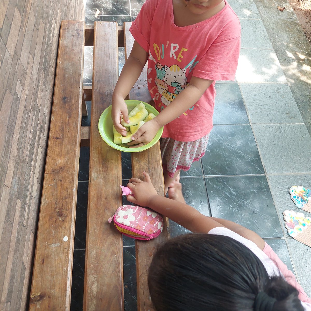Aku : mey lg sakit ya? Ko ingusan si
Mey : iya, nanti aku kalo udah gede baru mau makan semangka.
Kyn : makan eskrim terus sih, makannya tuh buah sayur, jgn makan naget terus.
Mey : iya kay aku suka bgt tau naget enak.

Dengerin sambil ngekek wkwkwk