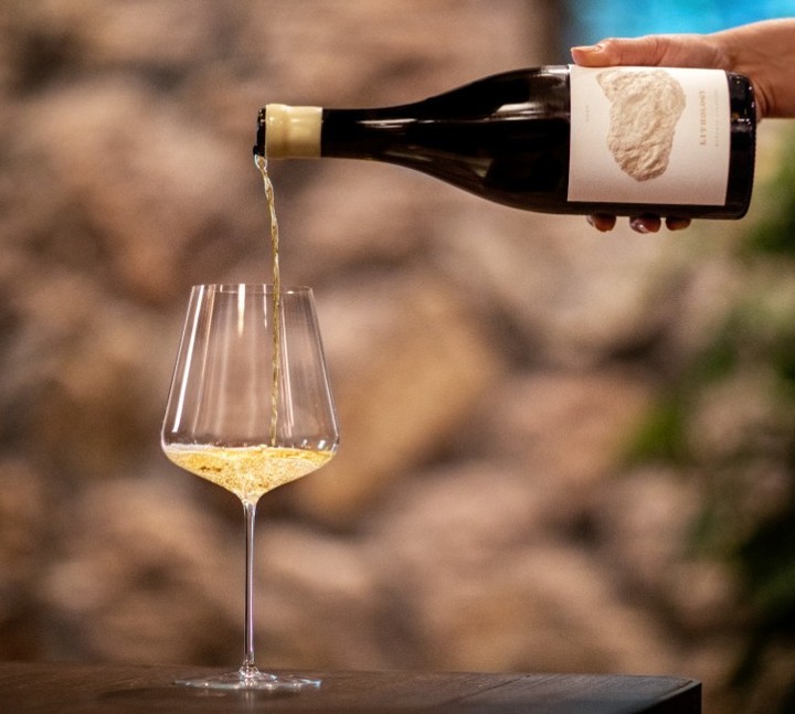 Sip & savor the sophistication of 2021 Lithology Ritchie Vineyard #Chardonnay, featuring subtle floral notes & seamless layers of honeyed citrus & tropical flavors. Explore more: l8r.it/Pcu8 #wine #sthelenava #napavalley #californiawine #sundayfunday