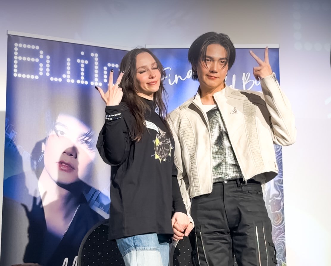here_for_bbb's tweet photo. im sorry but im like done with my life 

P’Jak? Near me? Holding my hand? Oh my god how did that even happen im dyyyyying 😭😭😭😭😭

#BuildInBerlinFM
#BuildJakapan https://t.co/YTVFdlrjXK