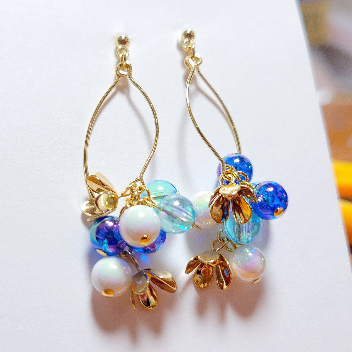 今日は里愛ちゃんカラーのピアスを作りました😃💙✨ ビーズは全部