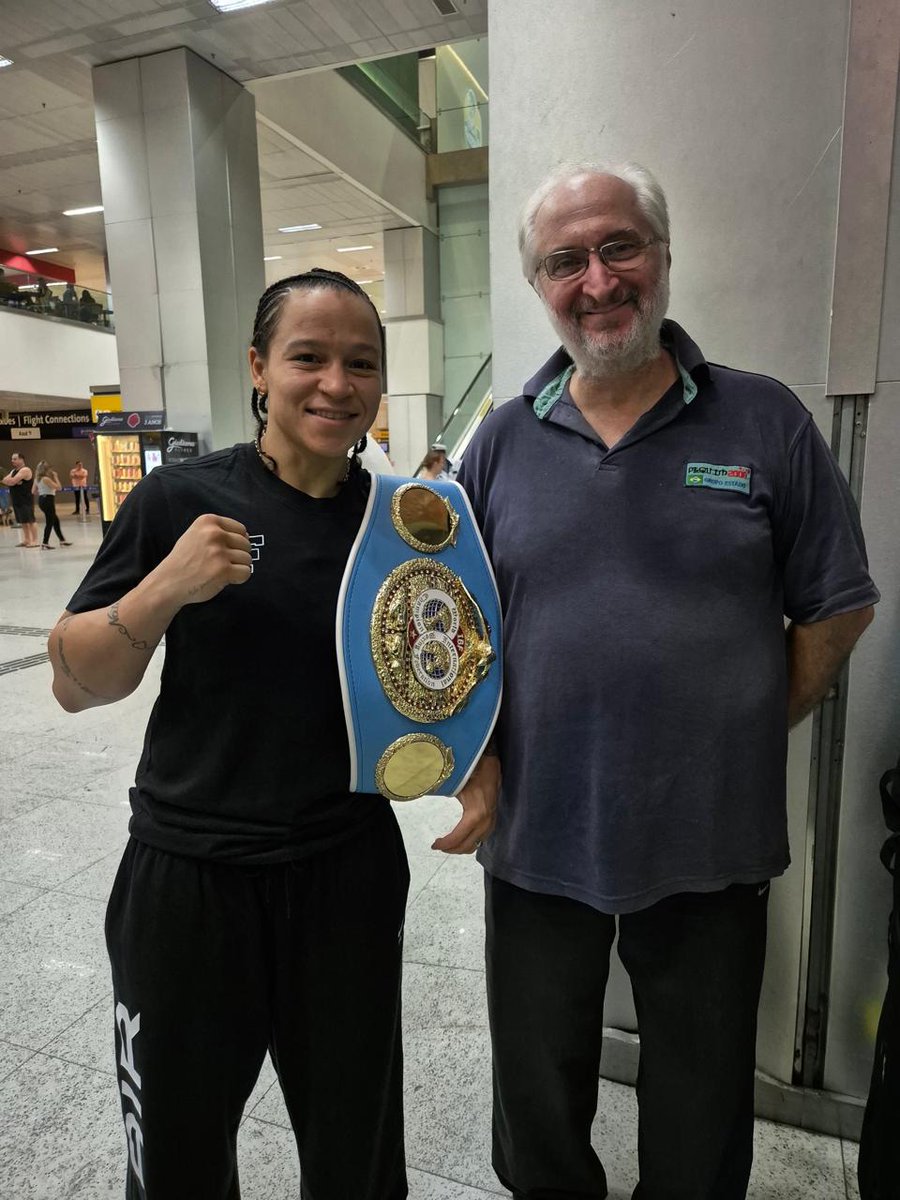 Fui recepcionar a campeã mundial @BFerreira60kg . Promessa feita ao saudoso senhor Newton Campos, que deve estar radiante.